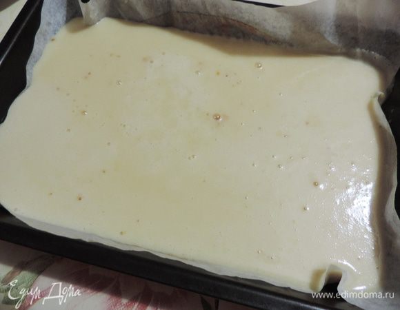 Выливаем тесто в форму, выстеленную пергаментом. У меня примерно 20*27см. 