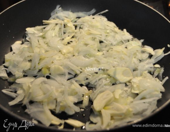 Разогреть духовку до 225 гр. На сковороде разогреть оливковое масло, обжарить лук и чеснок, примерно 4 мин.