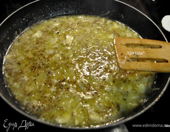 Затем добавить апельсиновый и сок лайма. Посолить и поперчить, выложить орегано, снять с огня.
