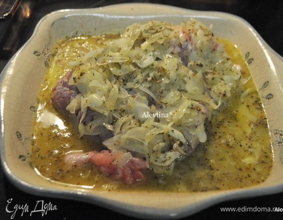 На жаропрочное блюдо выложить свинину,жир лишний срезать, если имеется, посолить и поперчить. Сверху луково-цитрусовую смесь. Поставить в духовку и готовить 30 мин. Затем температуру сбавить до 180 гр. и готовить 90 мин.  прикрыть фольгой.
