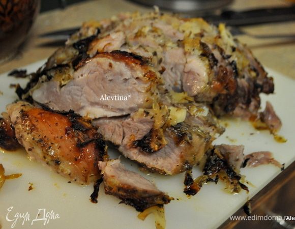 Дать постоять 15 мин. и разрезать на порции. Подаем к столу, полив соком из блюда. Приятного аппетита.
