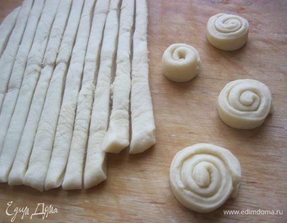 У нас осталась вторая часть теста ( шаг 5).
Раскатать в тонкий пласт и нарезать на такие тонкие полоски.
Из каждой полоски скрутить розочку.