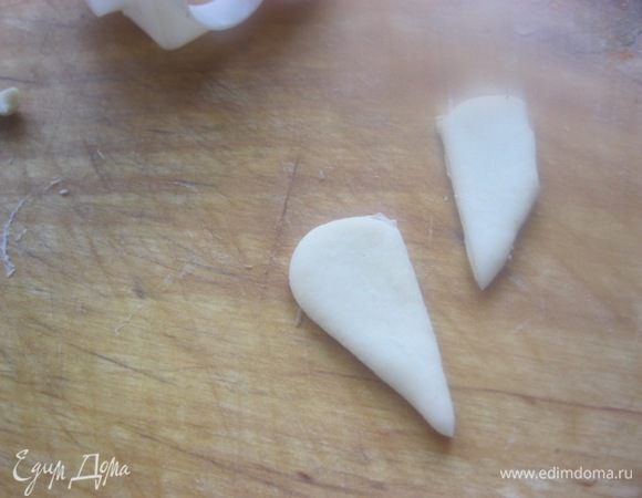 Небольшой кусочек теста раскатать в пласт, формочкой - сердце - вырезать фигурку, которую разрезать пополам, это и будет нашим ухом )