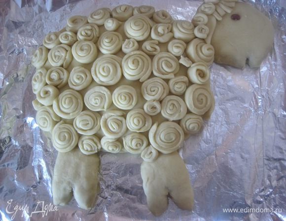 Выложить получившиеся розочки на тело овечки и на голову, прикрепить ушко)
Из черного перца горошек сделать глаз ( я делала глаз из фасоли)))
Бамбуковой палочкой сделать углубление, похожее на рот.
Оставить в теплом месте , на 30 минут.