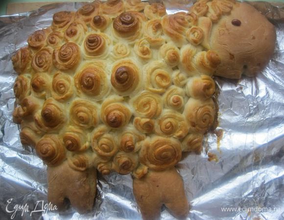 Готовый пирог смазать растительным маслом ( 1 ст.л) и прикрыть полотенцем на минут 10-15, для того, чтобы обмяк верхний слой).