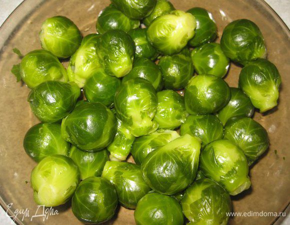 Подготовить брюссельскую капусту. Разморозить или помыть.