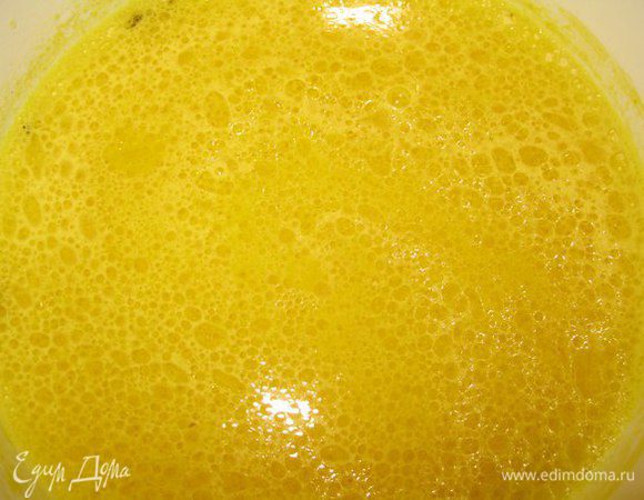 Натереть на мелкой терке 2 столовых ложки цедры апельсина и имбирь, выжать сок из одного апельсина. Все это смешать с оливковым маслом.