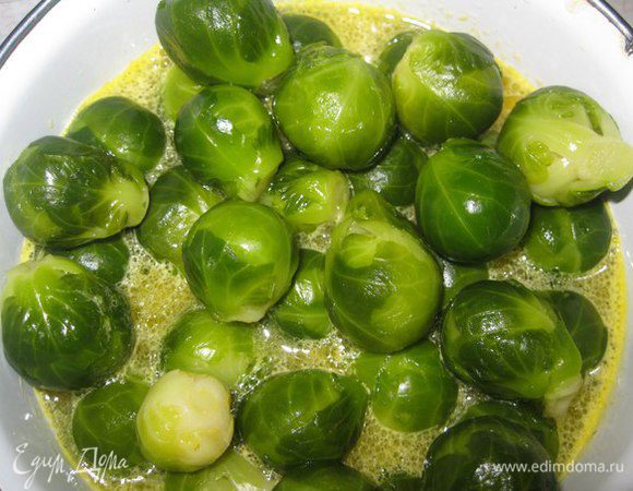 Апельсиново-имбирный соус смешать с капустой.