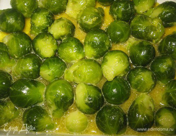 Духовку разогреть до 200 градусов.  Выложить на противень в один слой, вместе с соусом. И запекать 30 минут.

Приятного аппетита!