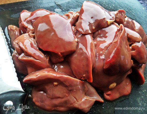 Печень очистить от жилок, промыть, обсушить.