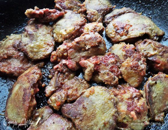 Обмакнуть в муку (не нашла строку "мука для панировки") и обжарить печёнку любыми кусочками быстро с двух сторон.
