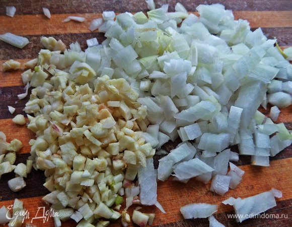 Лук,чеснок измельчить..., было много, но всё ужаривается.