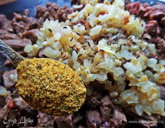 Отправим к печёнке лук, чеснок и добавим ароматных приправ (у меня смесь к мясу). Часть лука припасём для морковной "шубки".