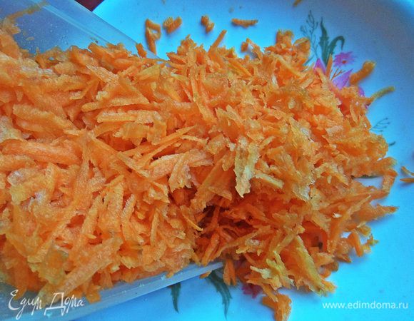 Сырую морковь крупно натереть. Не бойтесь, она в итоге не будет жёсткой!