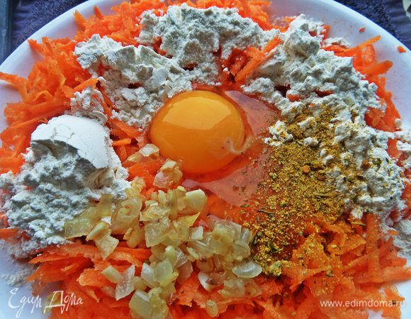 Добавить яйцо (если мелкие, то 2), немного лука с чесноком, муку, приправы опять по вкусу. Перемешиваем.