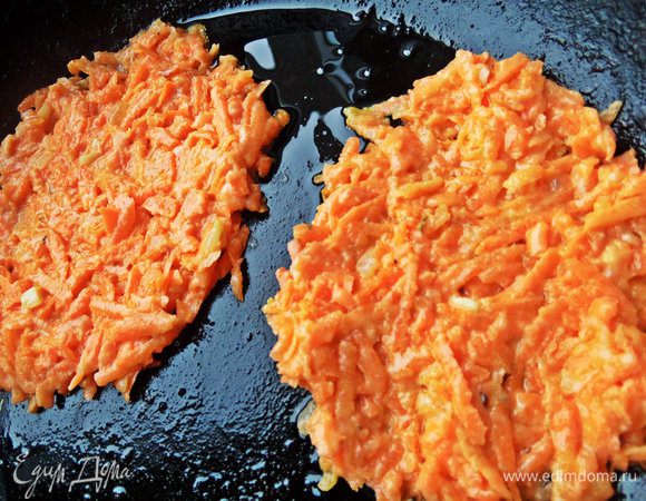 На сковороду наливаем масло, кладём ложку морковной смеси, расплющиваем ложкой.