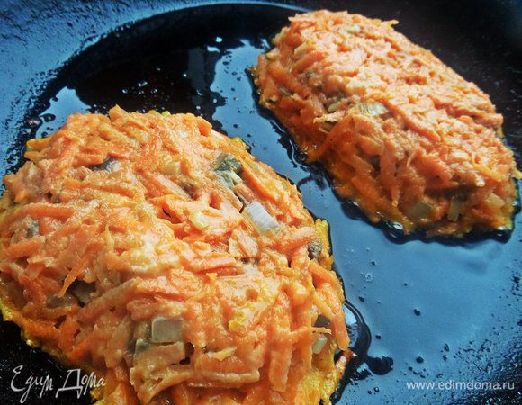 Верх накрываем морковной "шубкой", слегка прижимаем. Можно слепить и в руке,но тогда понадобится больше муки для "склеивания"! А нам это не надо)))