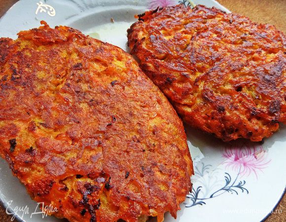 Когда морковка снизу зажарится, осторожно широкой лопаткой переворачиваем и обжариваем вторую сторону.