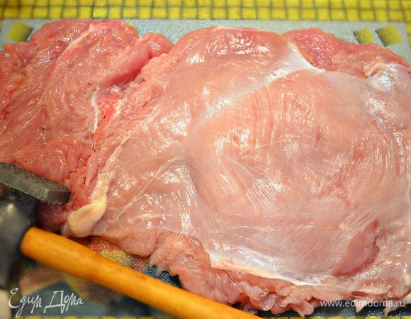 Нарезать филе "гармошкой" и слегка отбить.