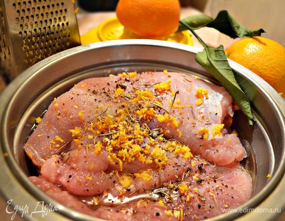 Подготовить маринад: из 1 апельсина выжать сок, цедру половины апельсина натереть на мелкой тёрке. Добавить 3 ст л растительного масла, смесь 4 перцев, соль, щепотку имбиря и веточку розмарина. Замариновать филе индейки, слегка промассировать. 