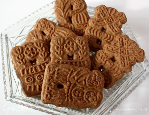 Круглую форму диаметром 26 см смазать жиром.
Готовое печенье поломать на кусочки.
