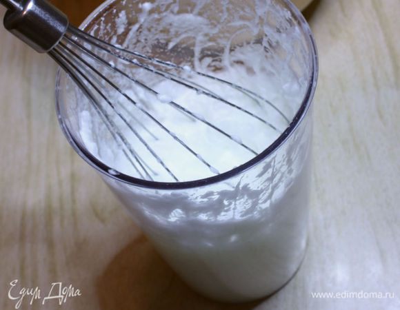 Яичные белки взбить отдельно до жёстких пиков. 
Добавить в тесто сначала 3/4 взбитых белков, перемешать лопаткой складывающими движениями, затем выложить оставшиеся и слегка перемешать