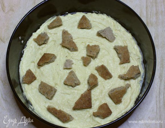 Выложить 1/3 теста в форму и разровняйте ложкой но всему дну. Поверху уложите произвольно 1/3 печенья. Не старайтесь утопить его в тесте.
Выпекать в разогретой до 200*С духовке/ с конвекцией 175*С/ газ 3  около 12 минут.