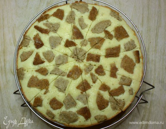 Таким же образом испечь ещё 2 коржа. Первые два остудить на решётке, а третий, пока ещё тёплый, разрезать на 12 сегментов.