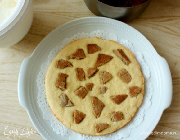 Первый корж поместить на блюдо (тортницу).