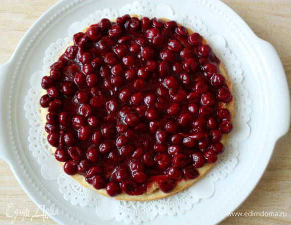 
Основную часть  вишни выложить на корж, распределить равномерно, сверху уложить второй, слегка прижать, чтобы не было неровностей и остудить.