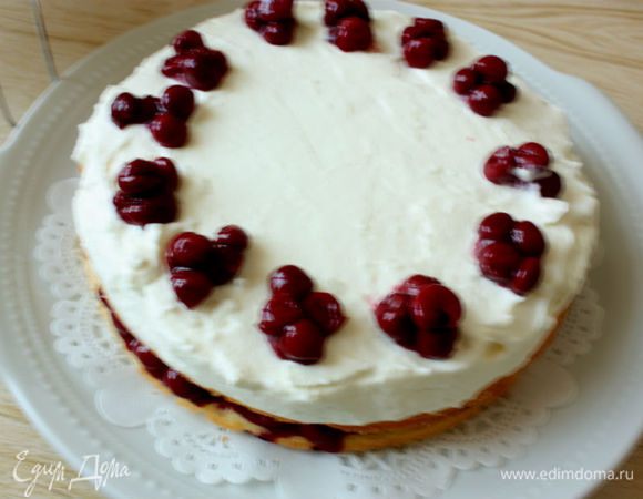 Отметьте на креме 12 точек.  Ориентируйтесь на циферблат, так проще. На каждую точку (час) положите по несколько отложенных вишен.

