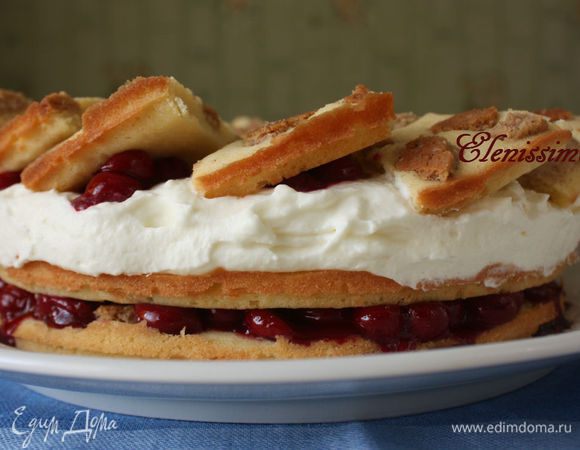 Остывшие сегменты третьего коржа уложить на вишни под углом.
