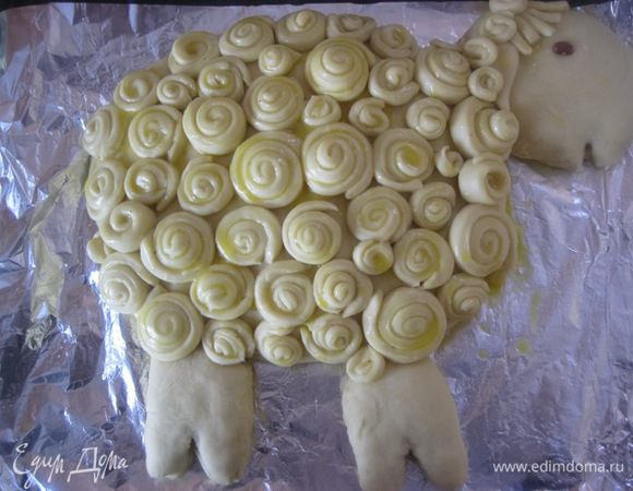 Разогреть духовку до 180 С.

Смазать взбить желтком+соль.
Выпекать при Т 180 С, минут 30-35, до золотистого цвета.