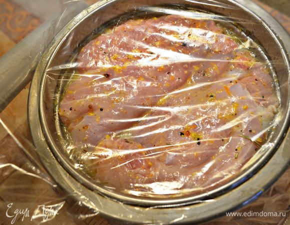 Закрыть пищевой плёнкой и оставить в этой смеси минимум на 2 часа (у меня мясо мариновалось всю ночь).