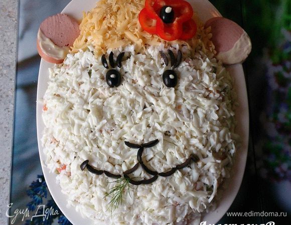 Затем режем мелко оливки на дольки и формируем брови и носик. Из половинок оливок глаза. Также целой оливкой я украсила "цветочек" из кружочков болгарского перца. Из 2-х кусочков колбаски получаются ушки, нижний край которых можно смазать майонезом. Также майонезом сделать точечки на глазах. "Овечка" готова. Приятного аппетита!