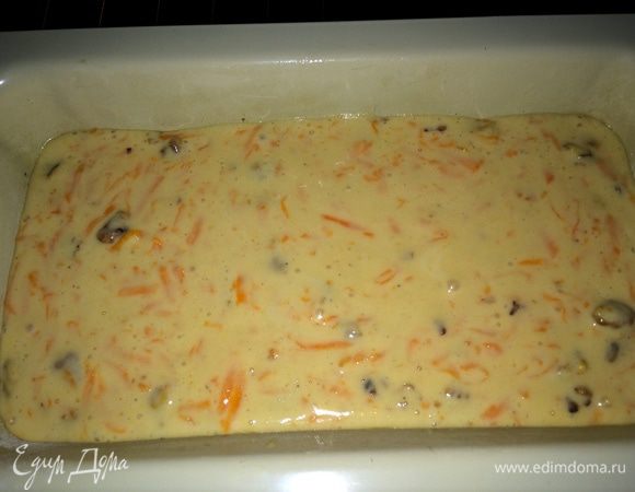 Форму для кекса смазать сливочным маслом и присыпать мукой. Выложить тесто, разровнять верх. Выпекать в разогретой до 180 С духовке до готовности примерно 50 минут. 

