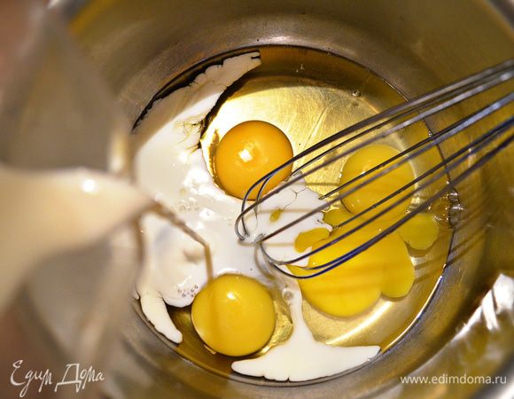Яйца взбить с молоком и мукой.