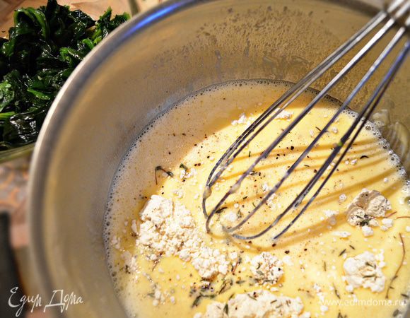 Шпинат разморозить, немного порубить и добавить к яичной массе, посолить,  поперчить по вкусу и тщательно взбить. Затем добавить натёртый сыр и перемешать.