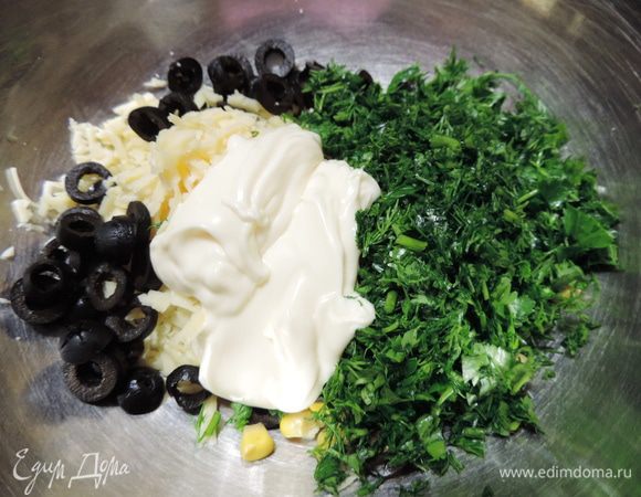 Тем временем приготовим начинку. На крупной терке натираем сыр, добавляем мелко нарезанные петрушку и укроп (точное количество зелени не указываю, но я люблю побольше), сметану, кукурузу (желательно мягкую и сладкую), нарезанные кружочками маслины. Перемешиваем все до однородности.