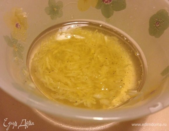 Чеснок выдавать или натереть на мелкой терке, добавить масло (лучше домашнее- не рафинированное), воду, соль и чуть поперчить. Перемешать.