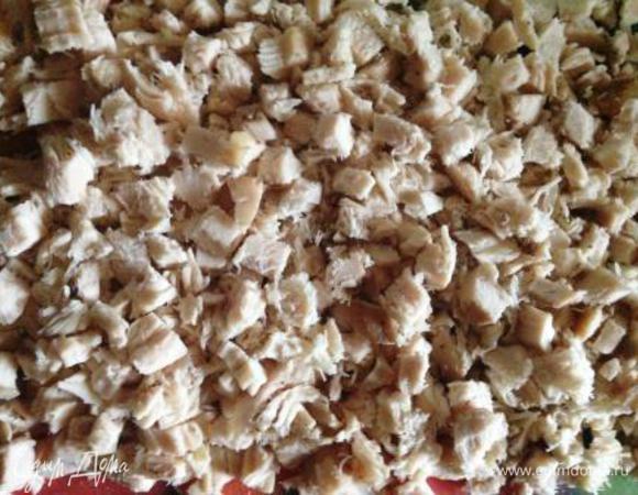 Куриное филе отварить в подсоленной воде 20 мин., остудить и нарезать мелкими кубиками.