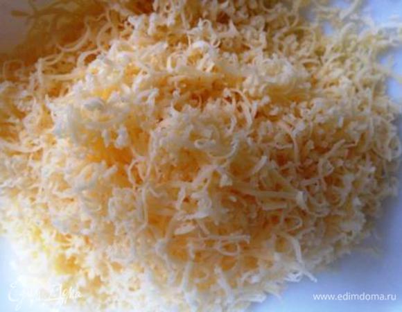 Сыр натереть на мелкой терке, зелень промыть, обсушить и нарезать.