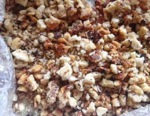 Грецкие орехи измельчить (я сначала пожарила и очистила от шелухи, а затем положила в пакет и измельчила при помощи скалки).