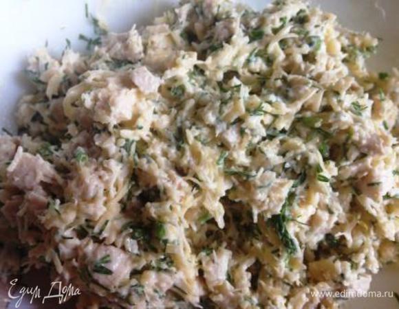 Филе, сыр и зелень соединить, выдавить чеснок, приправить майонезом и хорошо перемешать.
