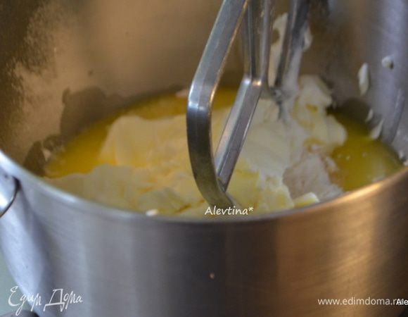 Просеять муку с солью и разрыхлителем 3 ч.л. . Выложить мучную смесь в кухонный комбайн, добавить сметану, размягченное сливочное масло 55 г Взбить на скорости. Тесто сформируется в шар, будет мягким и слегка липким.

