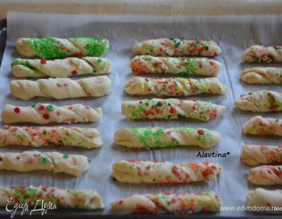 Аккуратно разрезаем на полоски. Сворачиваем с обеих сторон в спираль и переносим на противень. Так поступаем с каждой полоской. Или делаем подковки.