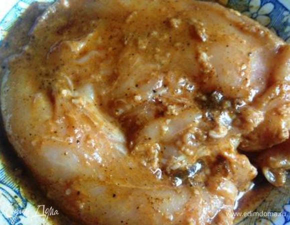 Приготовить маринад.
Перемешать все ингредиенты и переложить курицу в маринад на 30 мин.