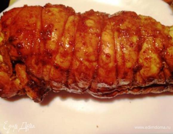 По истечении времени туго перевязать грудку нитью, переложить на застеленный фольгой противень и запекать в разогретой до 220 гр. духовке 20 мин. Выключить духовку и оставить там курицу еще на 20 мин.
