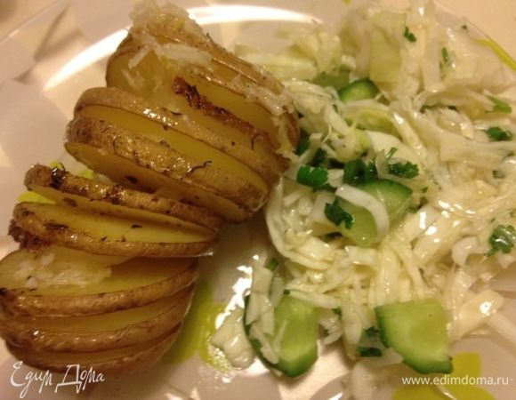 Когда картофель готов, полить чесночной заправкой. 