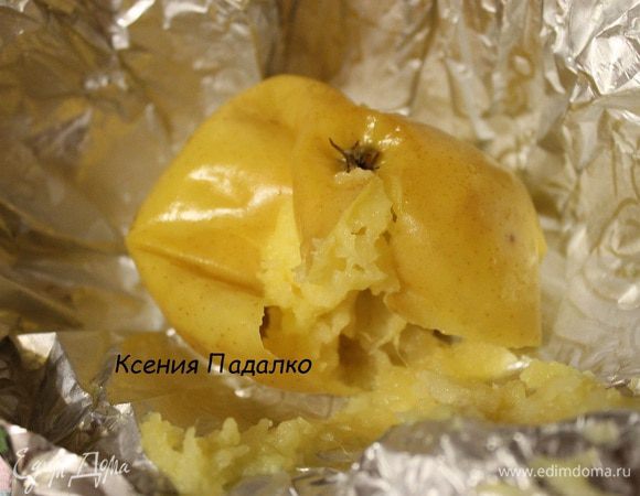 Яблоко запечь в фольге в духовке, при температуре 200 градусов 30 минут. Затем освободить от кожицы и размять вилкой.